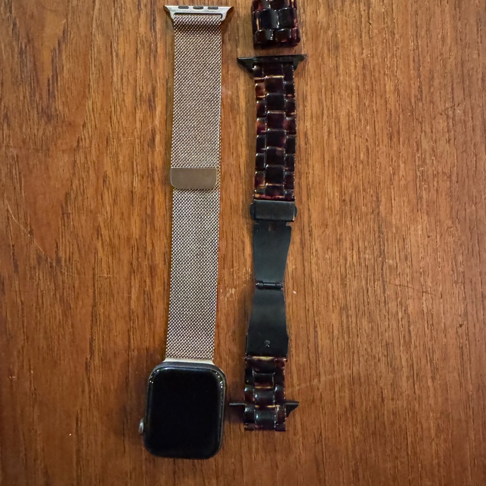 Apple Watch Series 4 + two watch bands